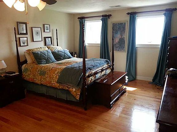 4th image of 11 Billington Cir