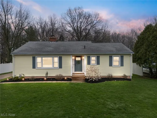 2375 W Hedgewood Dr, Westlake, OH 44145