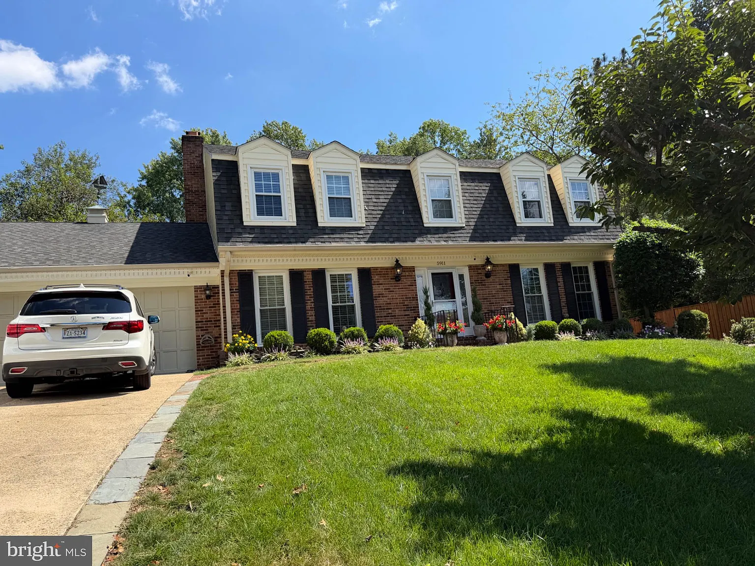 2 bed, 1.0 bath, 2884 sqft, $1,900 — Photo 1