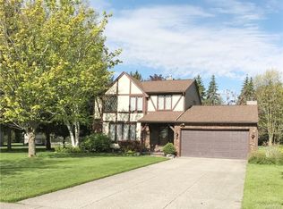 17 Old Schoolhouse Rd, Lancaster, NY 14086