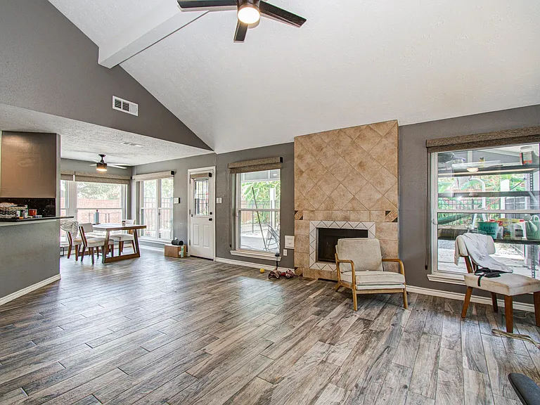 2122 Courtshire Ln — Photo 17
