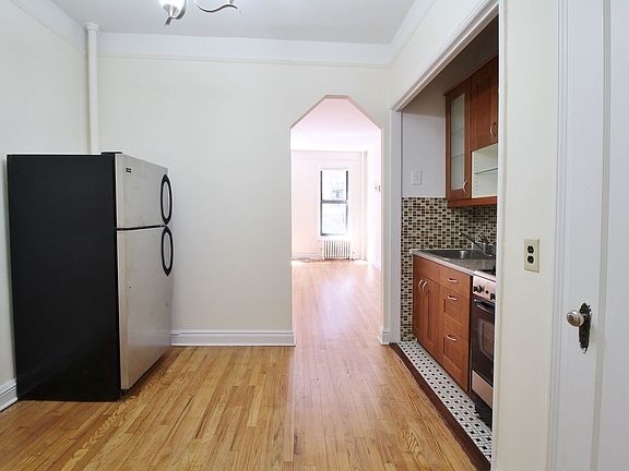 3rd image of 231 E 34th St APT 3C