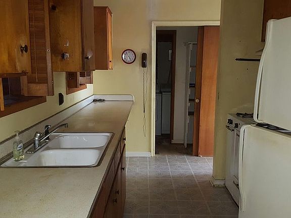 3rd image of 705 Albany Ave