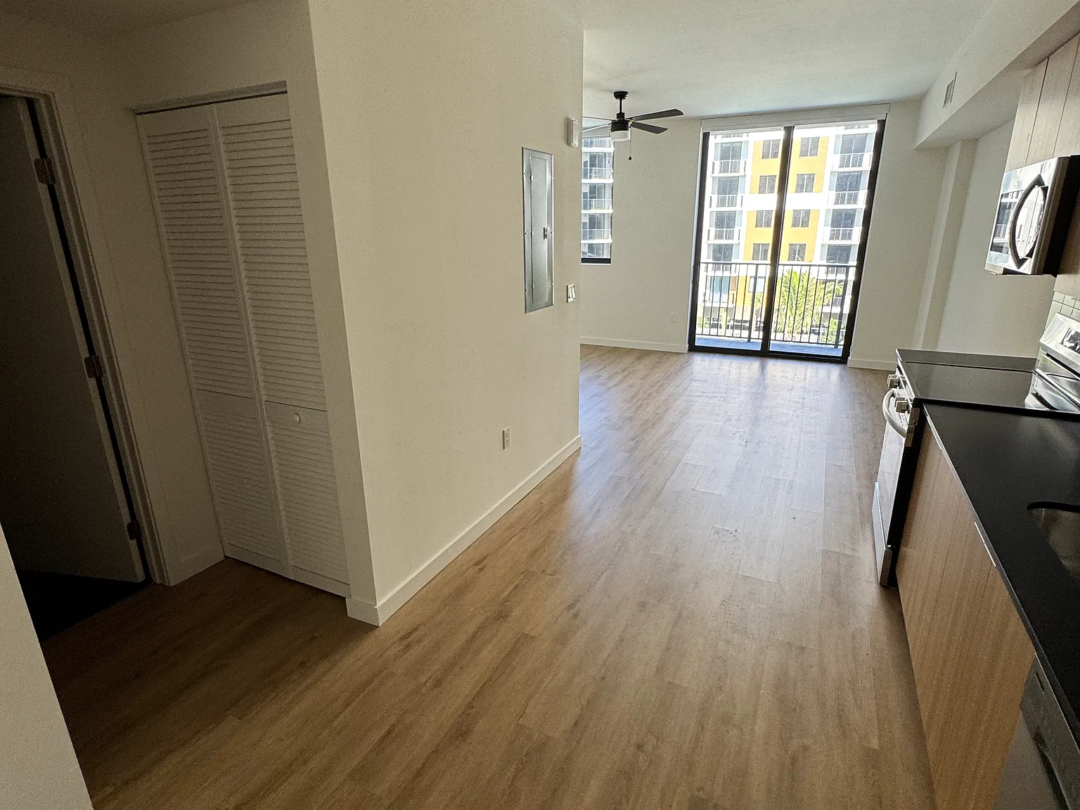 Studio, 525 sqft, $1,747 — Photo 2