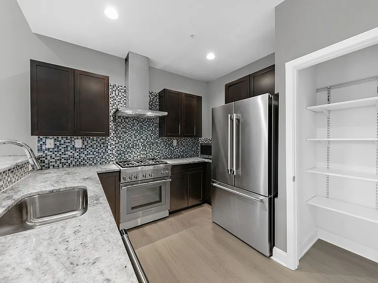 560 Madison Ave — Photo 4