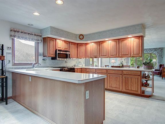 5th image of 1194 N Crest Dr