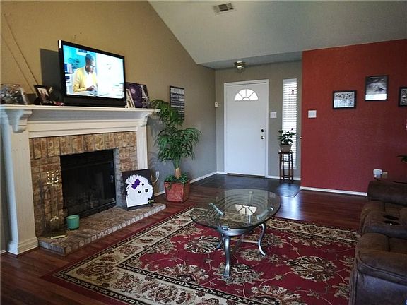 3rd image of 837 Vicksburg Ln