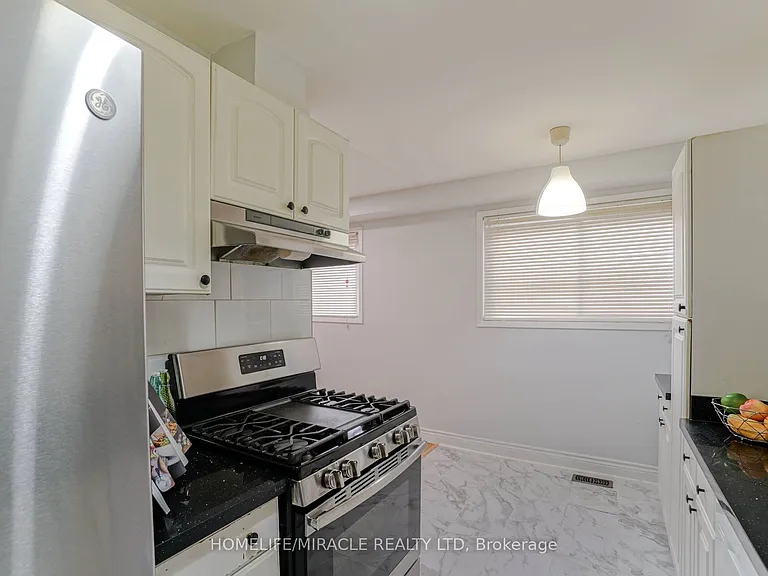 30 Hoskins Sq — Photo 9