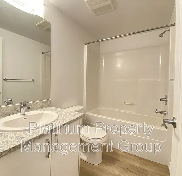 450 8th Ave SE #205 — Photo 2