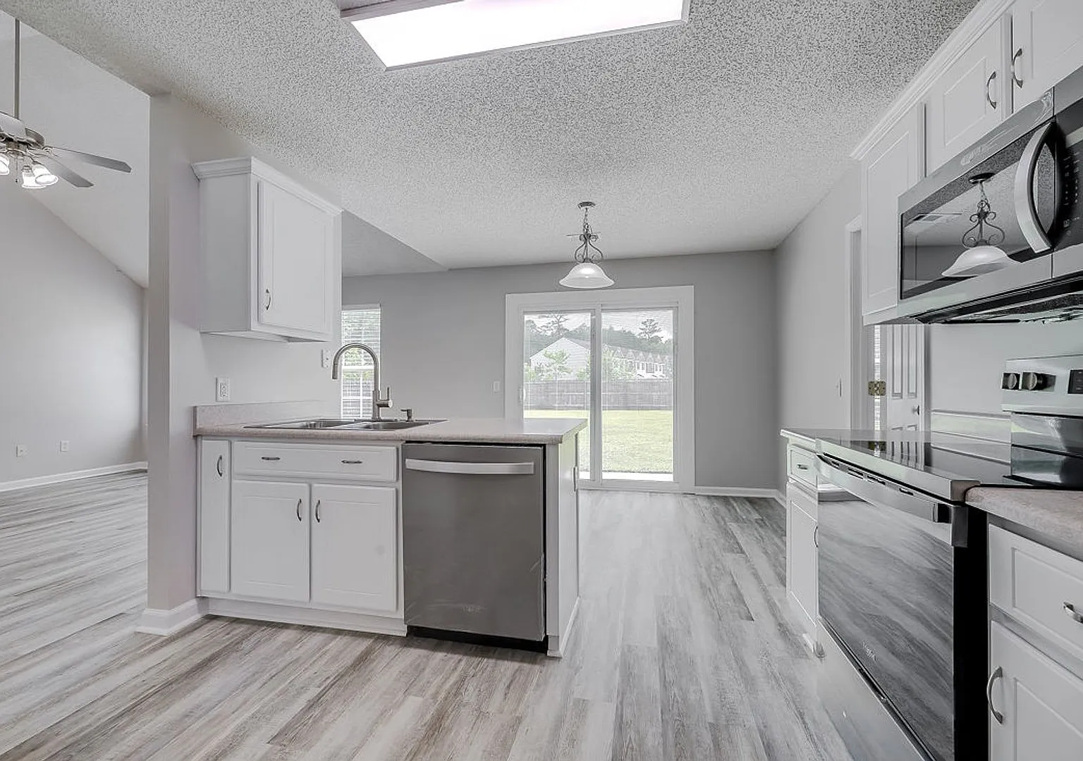 Freshly Updated 3-Bedroom Home with Large Fenced Backyard in Guyton! — Photo 2