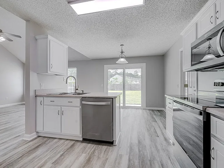 114 Mustang Dr — Photo 2