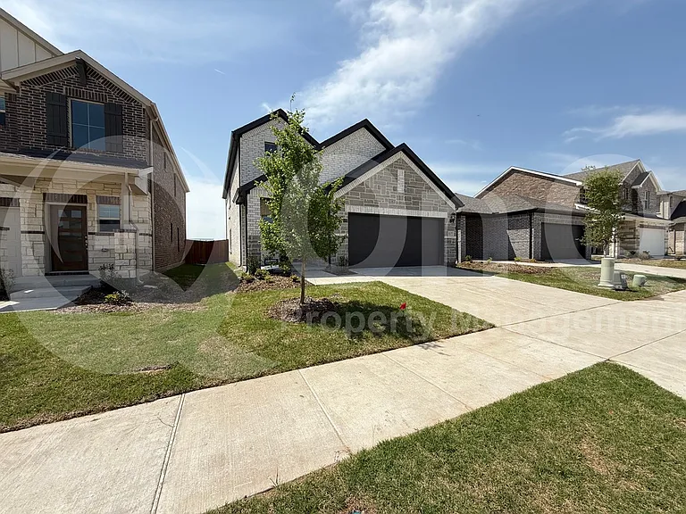 517 Ridgedale Dr — Photo 2