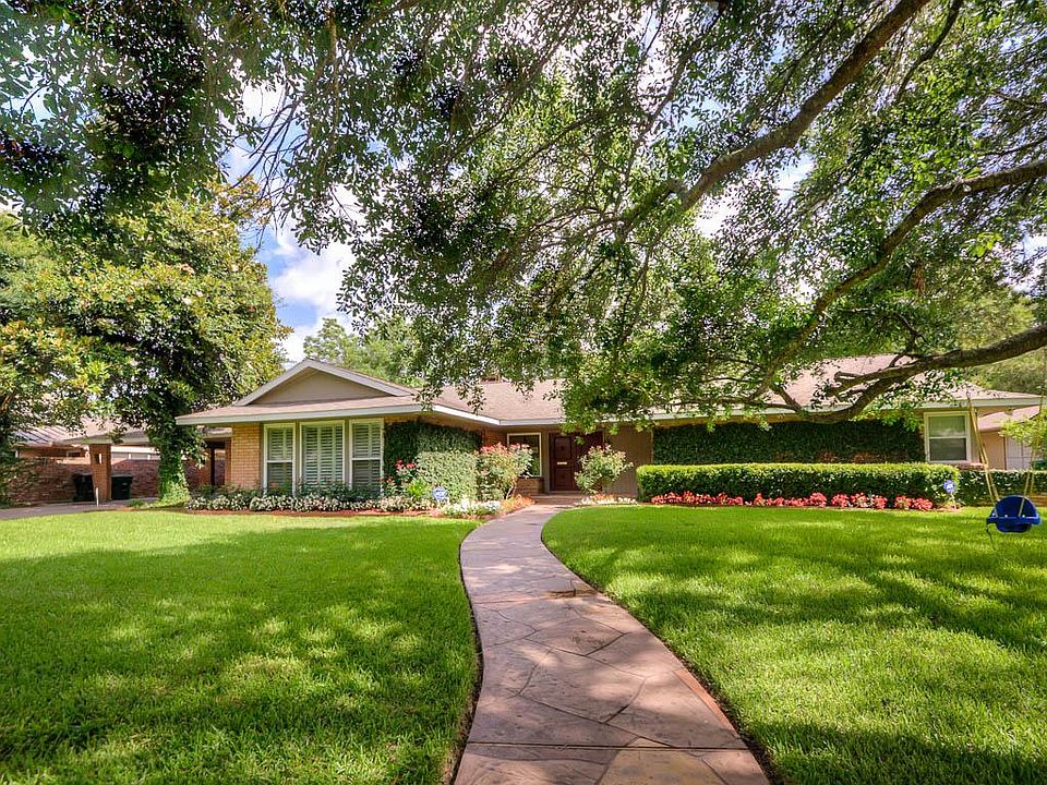 Beautiful mid-century ranch in the heart of Texas Medical Center.