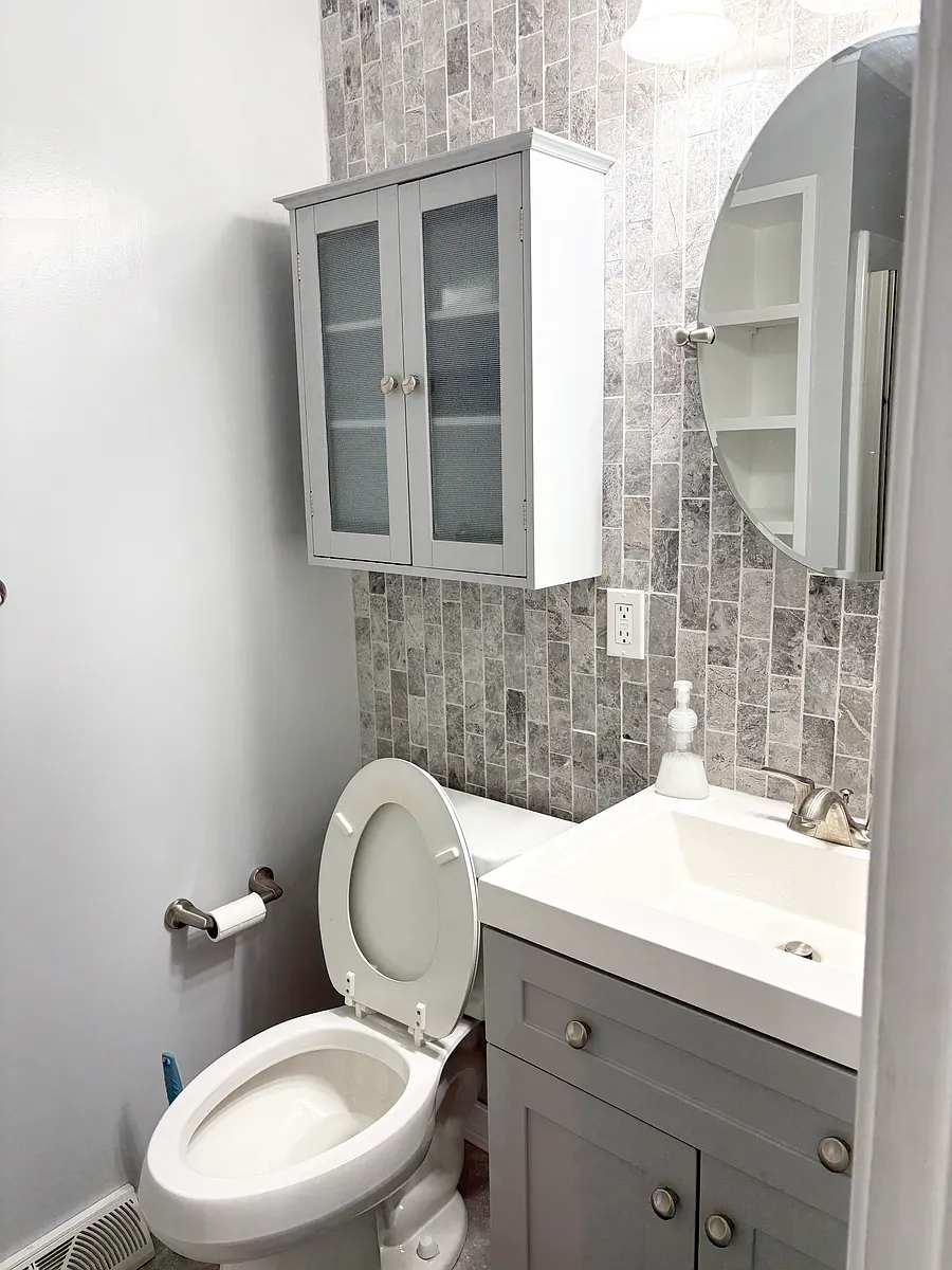 Private upstairs bathroom with storage and full tub/shower combo - 2800 Summit Rd
