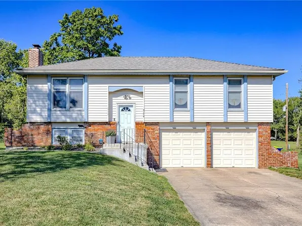 8174 Belmont Dr, Lenexa, KS 66227