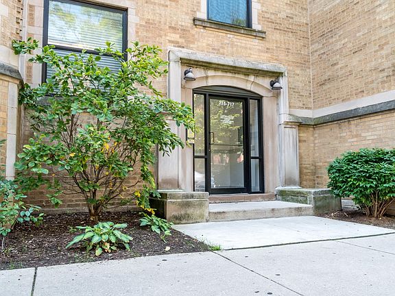 4th image of 715 W Cornelia Ave #1
