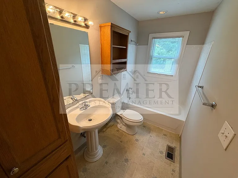 504 Westwood Dr — Photo 10
