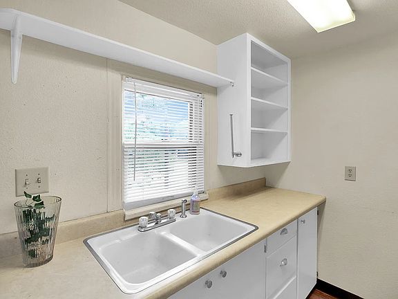 5th image of 905 W 9th Ave #A