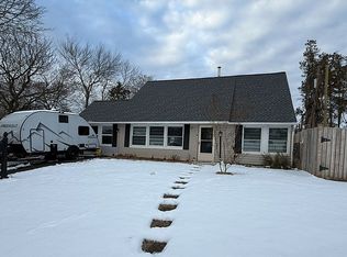 1 Larkspur Rd, Levittown, PA 19056