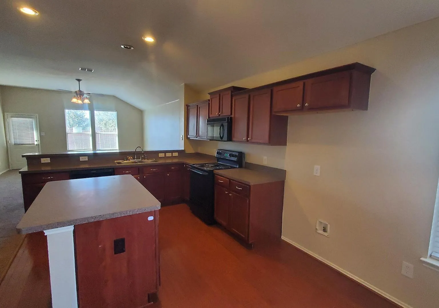 Wonderful home with chefs delight kitchen! — Photo 4