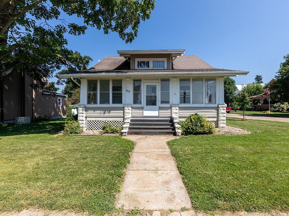 1st image of 203 E Boundary St