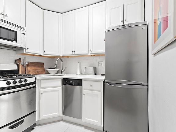 3rd image of 165 Christopher St #1N