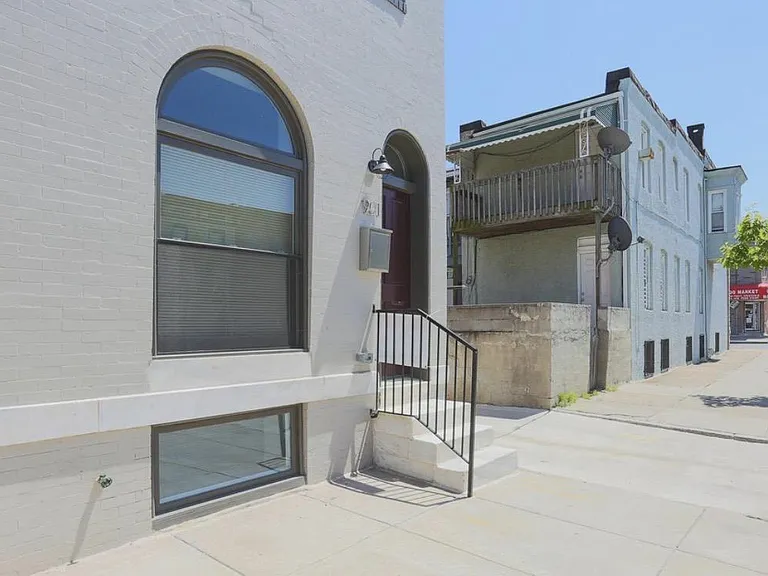 901 N Montford Ave — Photo 3