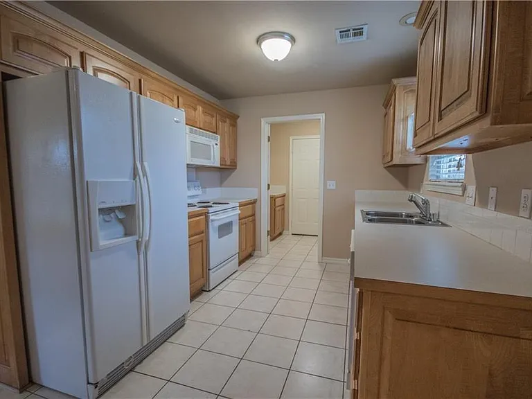 3706 SW Hansom Loop — Photo 4