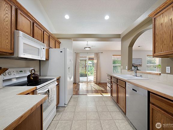 2nd image of 3001 S Highlands Boulevard