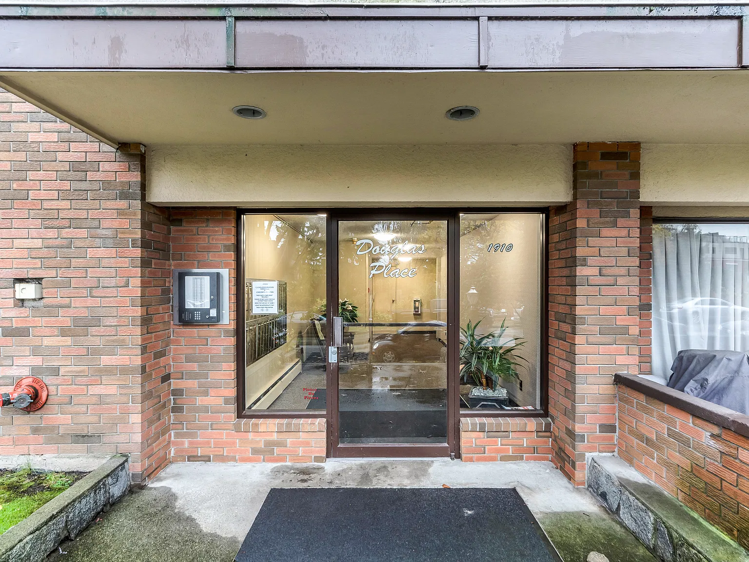 Douglas Place — Photo 1