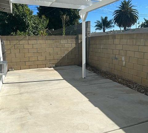 Huge back private patio for bbqing and dining outside