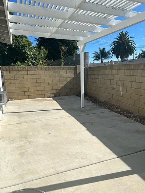 Huge back private patio for bbqing and dining outside