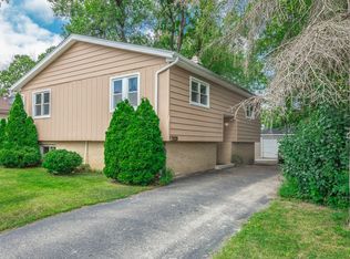 502 Allanson Rd, Mundelein, IL 60060