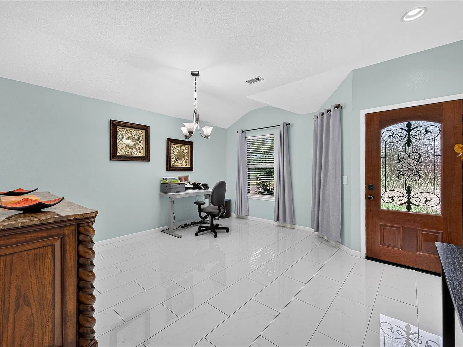 4 bed, 2.0 bath, 1938 sqft, $2,450 — Photo 3