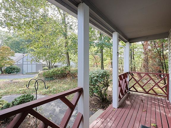 4th image of 2 Victoria Dr #1