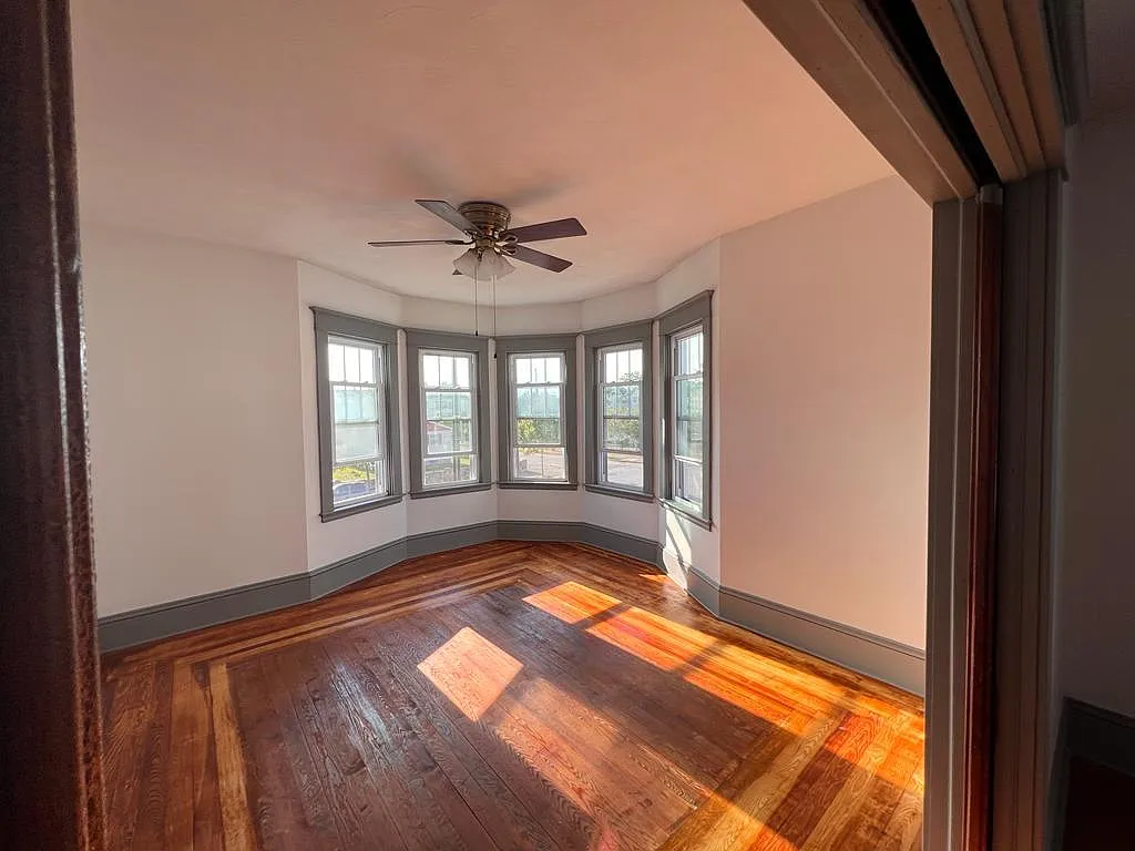 324 Brock Ave — Photo 3