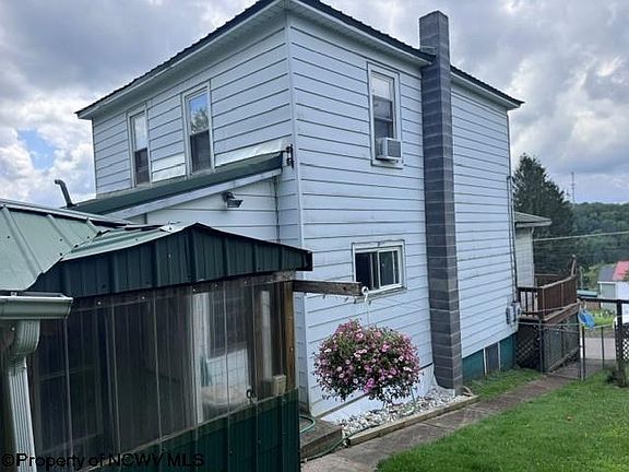 3rd image of 138 Brown St