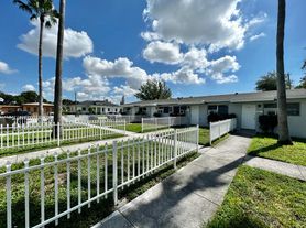 2316 Freedom St, Hollywood, FL
