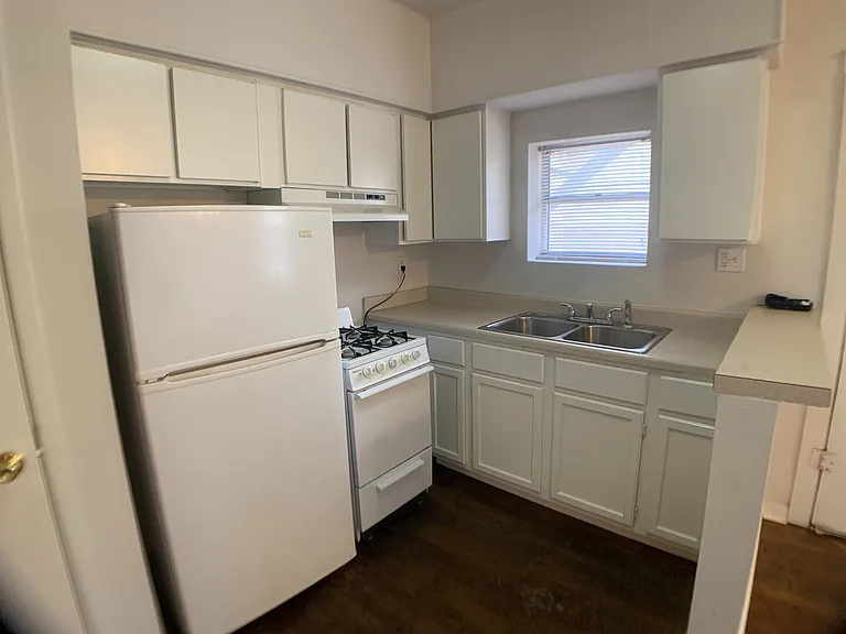 502/504 Elmwood Studios — Photo 8