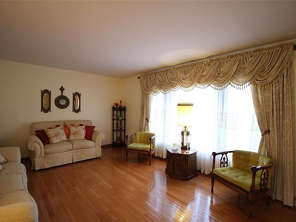 5th image of 2572 Westmoreland Dr