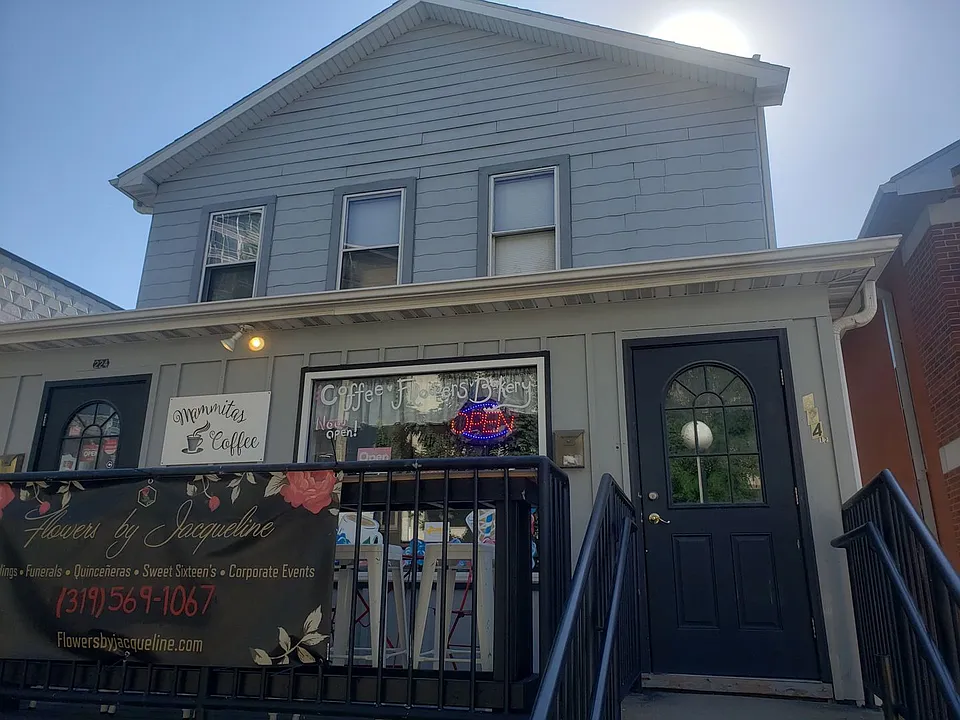 224 1/2 S Linn St