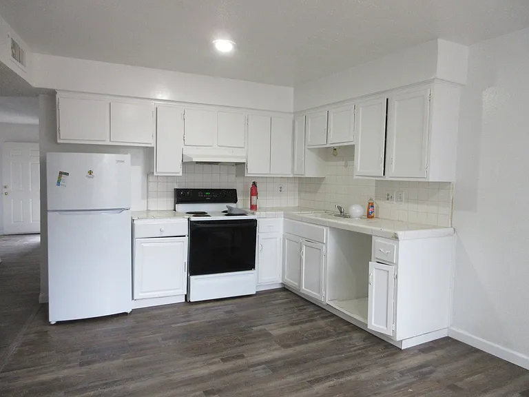 2132 W Princeton Ave #E — Photo 2