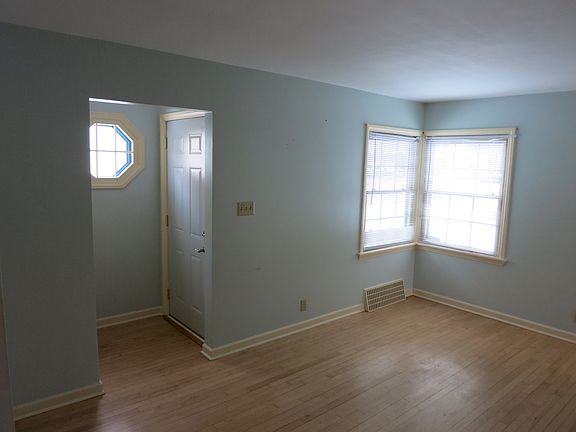 5th image of 106 E Henry Clay St