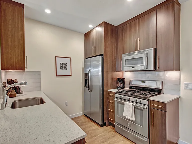 Harlow Kitchen: Modern and Stylish