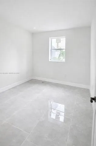 3079 NW Flagler Ter — Photo 4