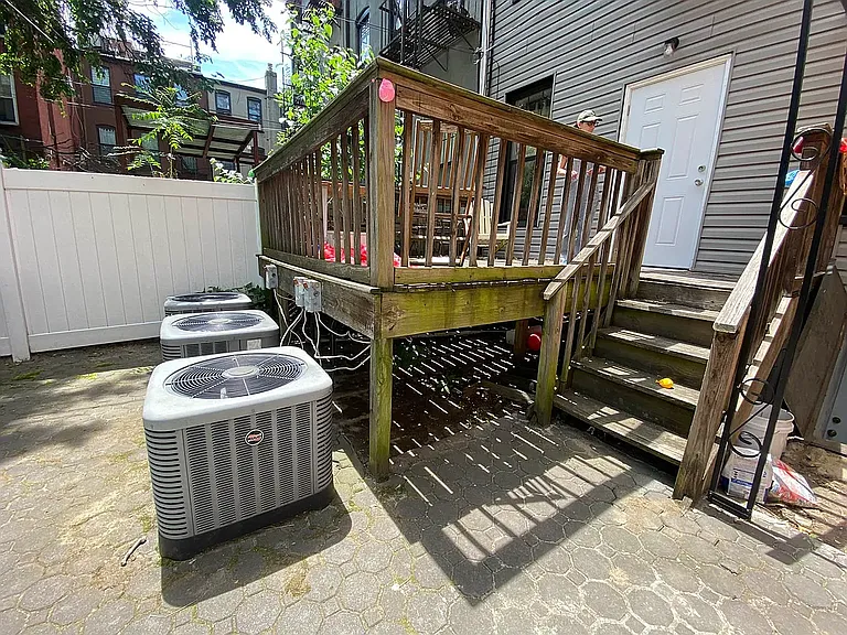 1102 Jefferson Ave #1R — Photo 3
