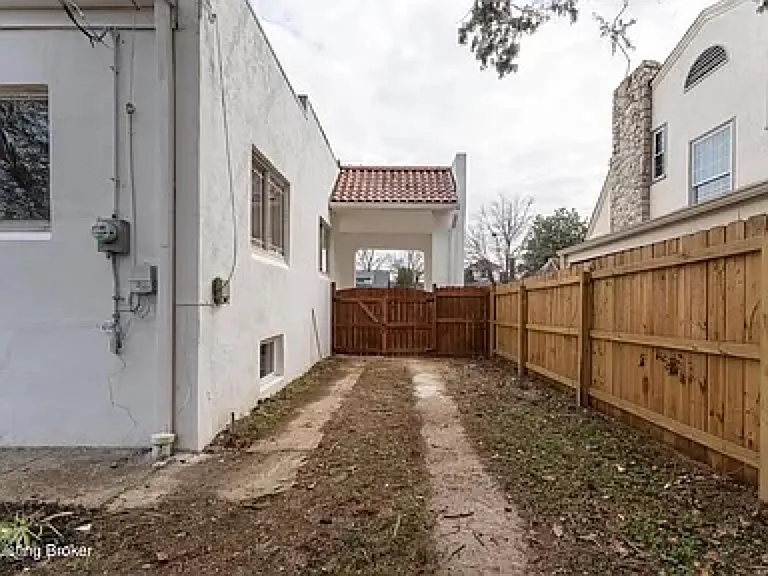2145 Gladstone Ave — Photo 30