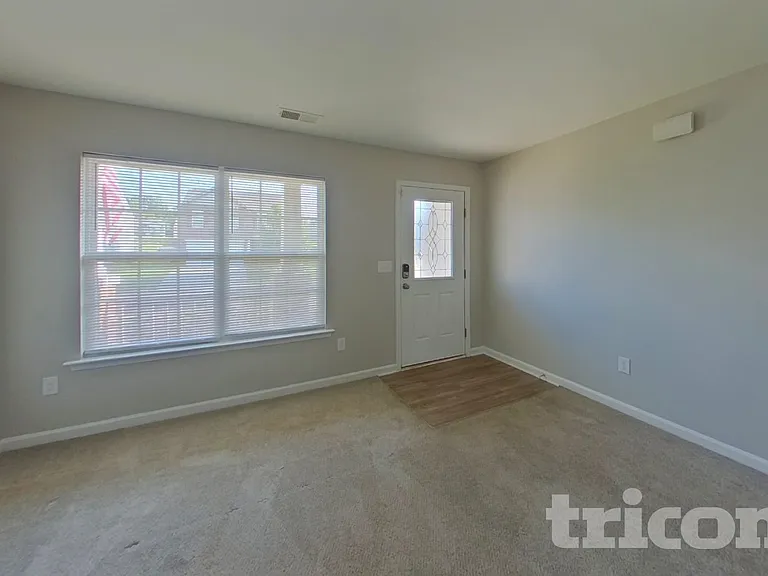 429 Victory Ln — Photo 2