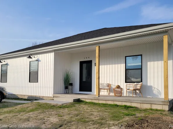 104 Delta Dr, Algonac, MI 48001
