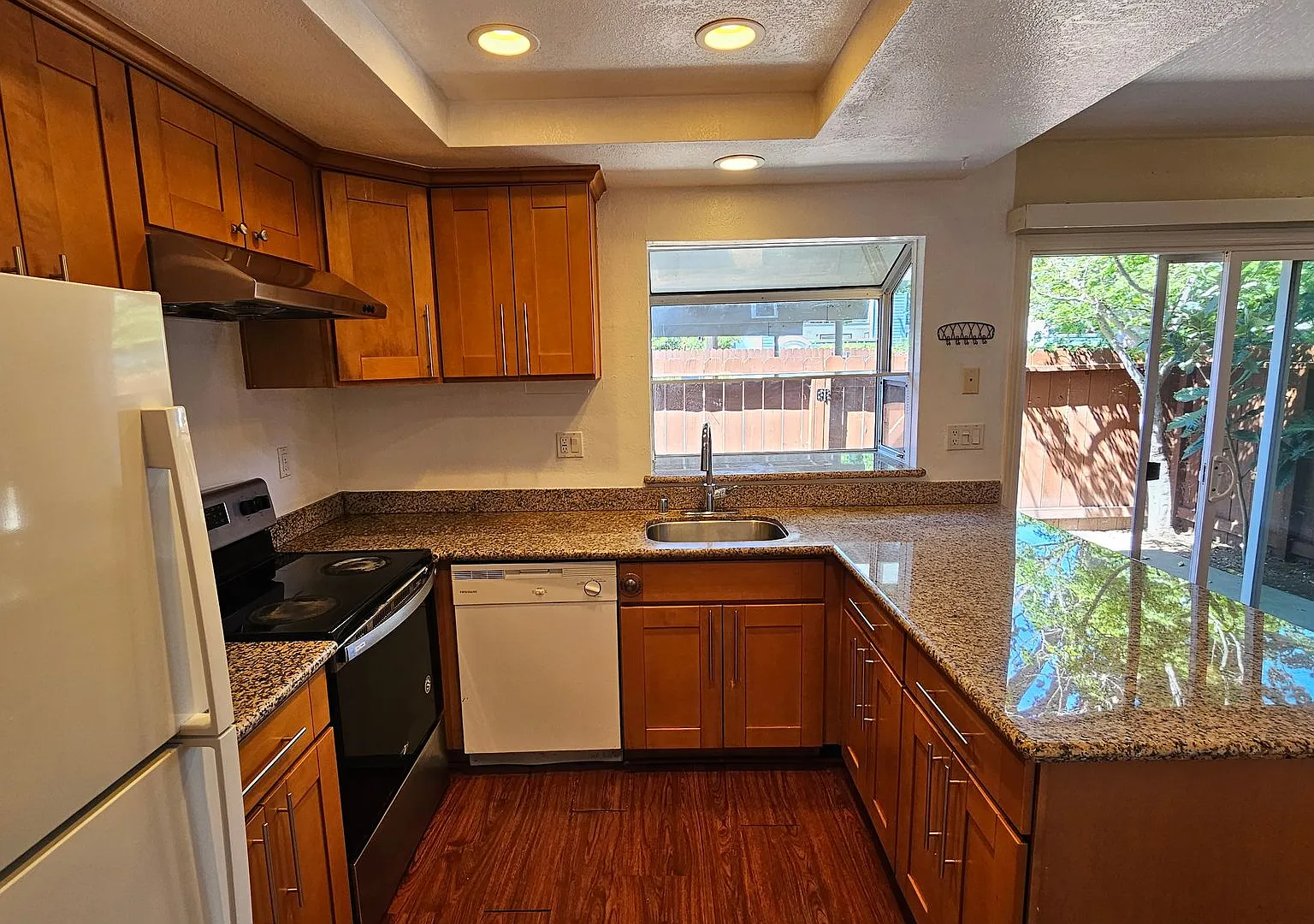 4 bedroom townhouse near Top Rated Pleasanton Schools - 2nd Month Free Rent! — Photo 3